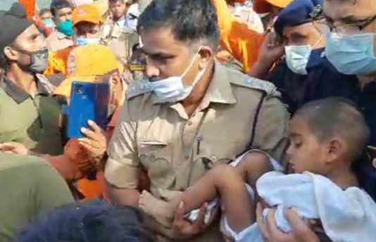 130 அடி போர்வெல் குழியில் சிறுவனை உயிருடன் மீட்ட தமிழகத்து காக்கி சிங்கம்..! திகிலூட்டும் காட்சி!!