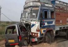 கார் மீது லாரி மோதி ப.ய.ங்கர விபத்து: ஒரே குடும்பத்தை சேர்ந்த 10 பேருக்கு ஏற்பட்ட பரிதாபம்!!