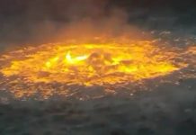 தண்ணீரையே அலட்சியம் செய்து கடலுக்குள்ளேயே தீ ஆக்ரோஷமாக எரியும் ஒரு காட்சி.. ஆச்சரிய வீடியோ!!