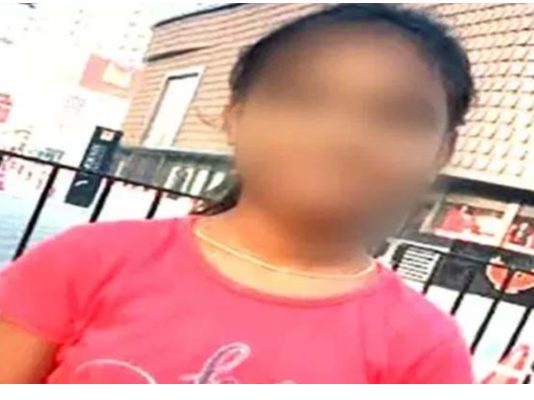 உடை மாற்ற போவதாக அண்ணனை வெளியேற்றிய 12 வயது சிறுமி : நேர்ந்த துயரம்!!