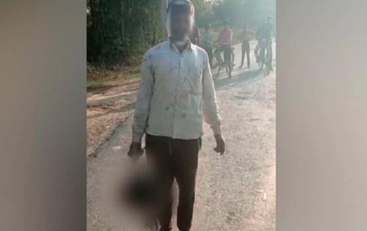 துண்டிக்கப்பட்ட தலையுடன் தெருக்களில் நடந்து சென்ற இளைஞன் : திகில் சம்பவத்தின் பின்னணி!!