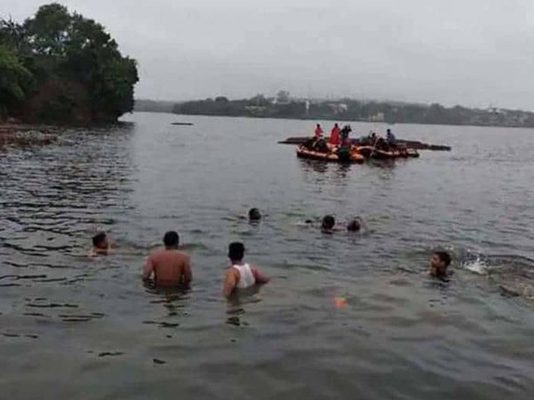 ஆற்றில் மூழ்கிய ஒரே குடும்பத்தை சேர்ந்த 12 பேர் : நடுங்க வைக்கும் சம்பவம்!!