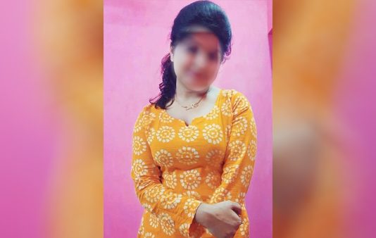 மாமனார் முன் நி.ர்.வாணமாக நிற்க வைத்து கொடுமை: மருமகள் எடுத்த விபரீத முடிவு!!