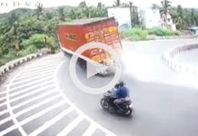 அசுர வேகத்தில் வந்த லாரி கட்டுப்பாட்டை இழந்து பள்ளத்தில் கவிழ்ந்து விபத்து !!