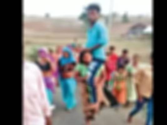 திருமணமான பெண்ணை நி.ர்வாணப்படுத்தி வீதியில் அழைத்து சென்ற கொடூர குடும்பம் : வெளியான அதிர்ச்சி வீடியோ!