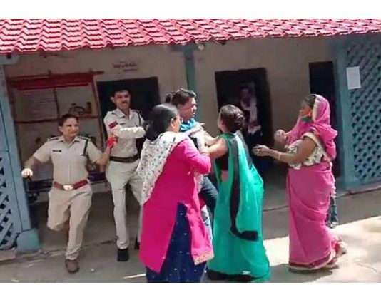 இரண்டாம் திருமணம் செய்து மனைவியோடு வந்த கணவன்: முதல் மனைவி காவல்நிலையத்தில் செய்த செயல்!!