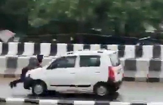 காரின் பானெட்ல் வைத்து இழுத்து செல்லப்பட்ட நபர்: வாக்குவாதத்தால் இளைஞர் செய்த செயல்!!