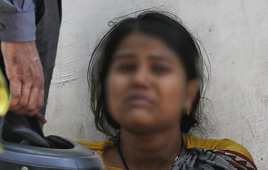 நள்ளிரவில் பீரோவிற்குள் கேட்ட சத்தம் : கண்விழித்த பெண் உள்ளே இருந்ததை கண்டு அலறல்!!