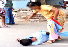 போ.தையில் ம.யங்கி கிடந்த க.ணவனை செ.ருப்பால் அ.டி.த்து இ.ழுத்துச் சென்ற ம.னைவி!!