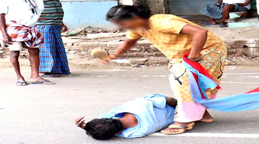 போ.தையில் ம.யங்கி கிடந்த க.ணவனை செ.ருப்பால் அ.டி.த்து இ.ழுத்துச் சென்ற ம.னைவி!!