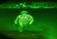 ஆப்கானில் இருந்து வெளியேறிய கடைசி வீரர் அமெரிக்க வெளியிட்ட புகைப்படம் : தலிபான்கள் கொண்டாட்டம்!!