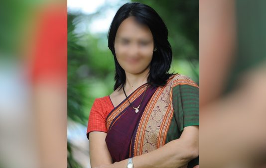 30 வருட திருமண வாழ்க்கைக்கு பிறகு சினிமாவில் காலடி பதிக்கும் பிரபல நடிகை!!