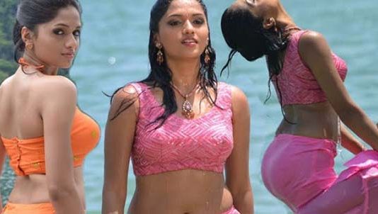 பிகினி உடையில் குளியல் போட்ட சுனைனா : செம கிளாமர் வீடியோ!!