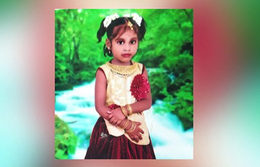 கதவுச்சட்டத்தைப் பிடித்து விளையாடிய போது குழந்தைக்கு நடந்த துயரம் : பதற வைக்கும் சம்பவம் !!