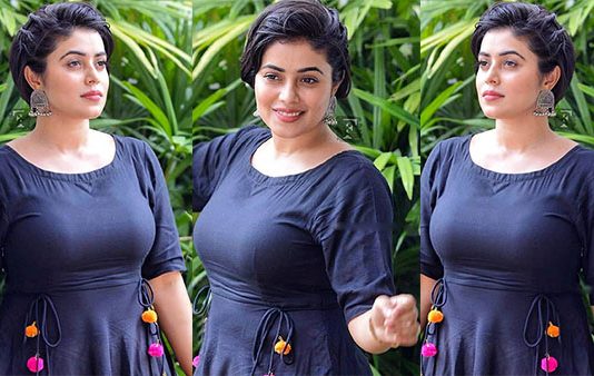 நடுவுல கொஞ்சம் மூடாம விட்டுட்டேன்… கவர்ச்சியான உடையில் இடுப்பை காட்டி ரசிகர்களை கவர்ந்த பூர்ணா!!