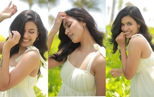 நீச்சல் உடையில் பின்னழகை காட்டி போஸ் கொடுத்த அஞ்சு குரியன்!!