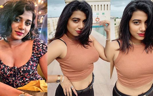 எட்டி பார்க்கும் அந்த அழகு.. முன்னழகு ததும்ப ததும்ப நிற்கும் ஷில்பா மஞ்சுநாத்!!