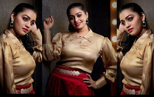 பச்ச ஆடையில் ரசிகர்களை சூடேற்றும் காயத்ரி யுவராஜ் கவர்ச்சி வீடியோ!!