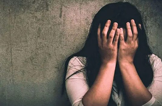 அந்தரங்க உறுப்பில் சிகரெட் சூடு : மனைவியை 4 நண்பர்களுக்கு விருந்தாக்கிய கொடூர கணவன்!!