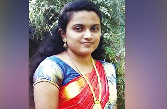 காதலை ஏற்க மறுத்த காதலன் வீட்டார்.. சோகத்தில் விபரீத முடிவெடுத்த இளம் பெண்!!
