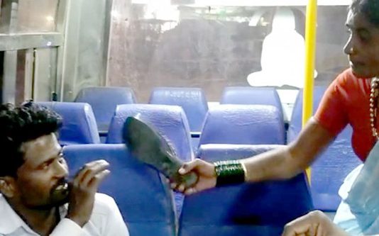 ஓடும் பேருந்தில் அத்துமீறிய வாலிபர்… செருப்பை கழட்டி தக்கபாடம் புகட்டிய பெண்!!