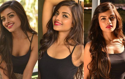 முன்னழகு தெரிய சோஃபாவில் உட்கார்ந்து ஹாட் புகைப்படங்களை வெளியிட்ட ஆஷ்னா சாவேரி!!