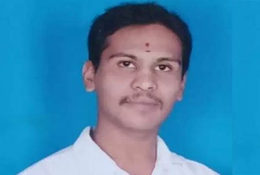 இளைஞரின் தலையை வெட்டி ஊரின் நடுவே வைத்து சென்ற மர்ம கும்பல் : நெஞ்சை உலுக்கும் சம்பவம்!!