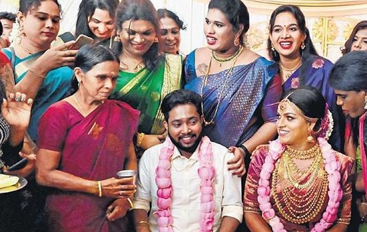 காதலர்கள் தினத்தில் திருமணம் செய்துகொண்ட திருநம்பி-திருநங்கை ஜோடி : நெகிழ்ச்சி சம்பவம்!!