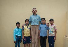 8 வயதில் 6.6 அடி உயரம்.. ஒவ்வொரு ஆண்டும் 4 அங்குலம் வளரும் சிறுவன்… சுவாரசிய தகவல்!!