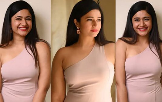 அரை டவுசரில் சிறிய மேலாடை அணிந்து பலான போஸ் கொடுக்கும் பூனம் பாஜ்வா!!