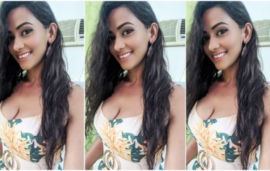 உள்ளாடை மட்டும் அணிந்து போஸ் கொடுத்த சஞ்சனா சிங்!!