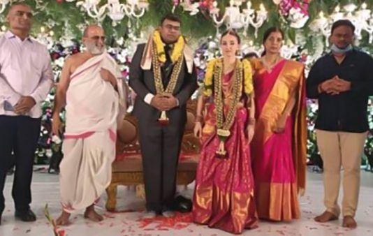 ஒரு நாள் முன்னாடி நடந்த திருமணம்.. நூலிழையில் உயிர் தப்பிய இந்திய மாப்பிள்ளை : சுவாரஸ்ய பின்னணி!!