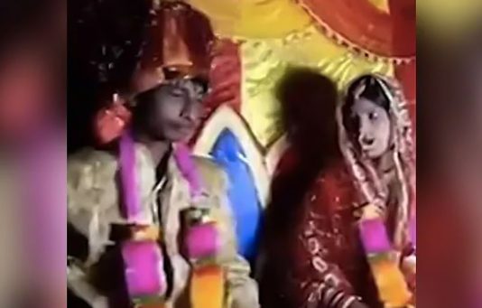 மீதி பணத்தையும், கேட்ட நகையும் கொடுத்தால் தாலி கட்டுவேன்… மணமேடையில் வைத்து மிரட்டிய மணமகன்!!