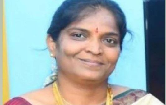 வீட்டில் 4 நாட்களாக தாய் இறந்தது தெரியாமல் பள்ளிக்கு சென்று வந்த மகன் : கண்கலங்க வைத்த சம்பவம்!!