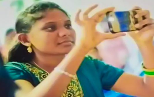 இளம்பெண் ரயில் முன்பு பாய்ந்து தற்கொலை : வெளியான அதிர்ச்சிக் காரணம்!!