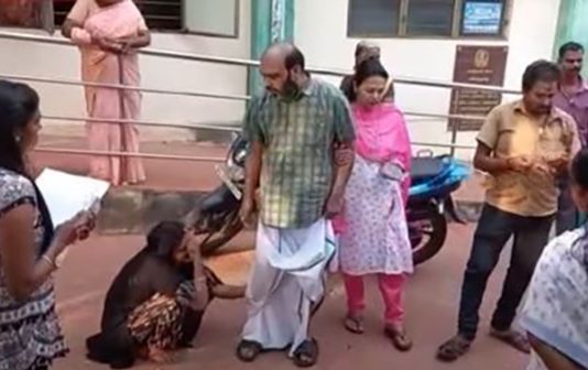 “என் பணத்தை கொடுத்திடுங்க” காலில் விழுந்து கதறிய பெண்.. அசராமல் நின்ற நபர் : உருக்கமான வீடியோ!!