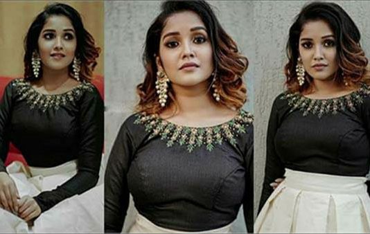 இந்த சின்ன வயசில இம்புட்டு கவா்ச்சி தேவையா? ஒபனா விட்டு கிளாமர் போஸ் கொடுத்த அனிகா!!