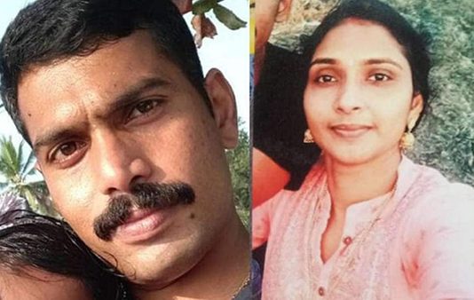 ரயில் முன் பாய்ந்து உயிரை விட்ட காதல் ஜோடி : அதிர்ச்சியில் கணவன்!!