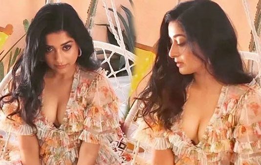 முன்னழகுல முக்காவாசி தெரிய போஸ் கொடுத்து இளசுகளின் மனச கெடுக்கும் மீரா ஜாஸ்மின்!!
