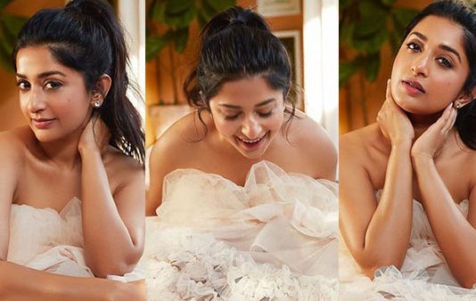 பச்ச டிரெஸ்ல பச்சையா தெரியுது… வளச்சி வளச்சி அங்கங்களை காட்டி இளசுகளை பாடாய் படுத்தும் மீரா ஜாஸ்மின்!!