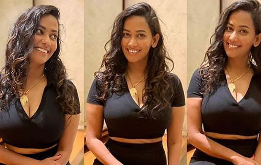 முன்னழகை அப்படியே திறந்து காட்டி விருந்து வைத்த சஞ்சனா சிங்!!