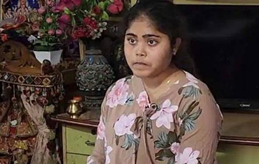 திருடர்கள் கழுத்தில் கத்தியை வைத்தும் பயப்படாத மாணவி : துணிச்சலுடன் எதிர்த்துப் போராடிய சிங்கபெண்!!