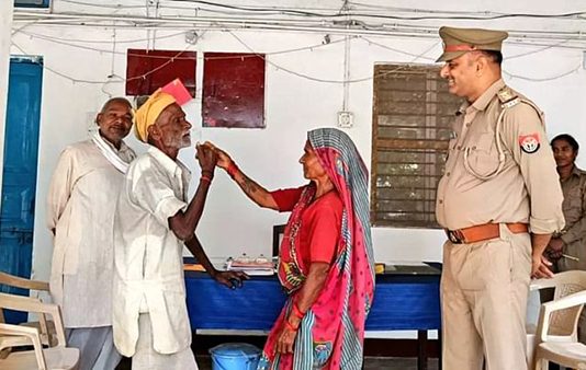சண்டையிட்டு ஸ்டேஷன் படியேறிய வயதான தம்பதி…. சிங்கம் சூர்யா பாணியில் சேர்த்து வைத்த போலீஸ் நெகிழ்ச்சி!!
