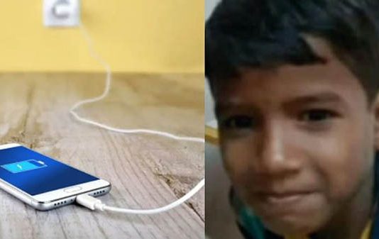 குளித்து விட்டு வந்த பள்ளி மாணவன் : சார்ஜில் இருந்த செல்போனை தொட்டதால் நடந்த விபரீதம்!!