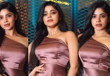 இறுக்கமான டிரெஸில் திமிறிகிட்டு தெரியும் அழகை சலிக்காம காட்டும் திவ்யா பாரதி!!