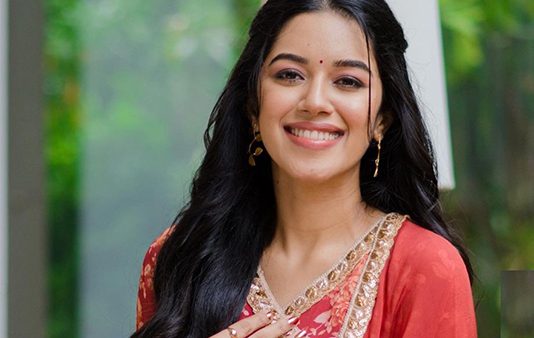 ரசிகர்களை அசரடிக்கும் அழகில் போஸ் கொடுத்து வீடியோ வெளியிட்ட மிர்னாளினி ரவி!!