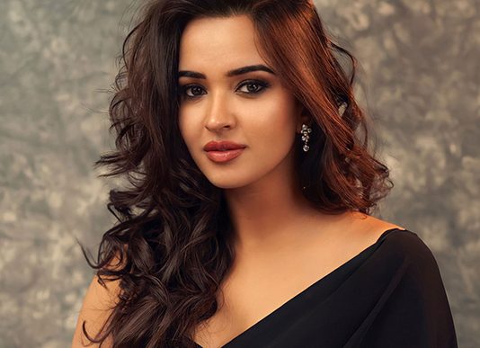 உங்கள பாத்துக்கிட்டே இருக்கலாம்.. கட்டழகை காட்டி வசியம் செய்யும் இளம் நடிகை!!