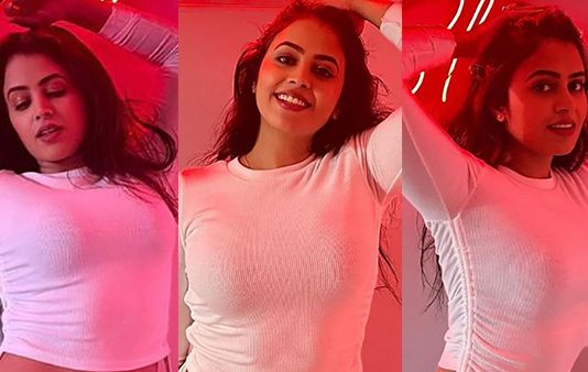ததும்பி வழியும் அந்த அழகை திறந்து விட்டு இளசுகளின் தூக்கத்தை கெடுக்கும் சோபிதா ரானா!!