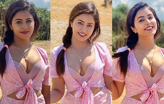 பளபளனு தொப்புளை ஓப்பனா காட்டி உருக வைத்த சோபிதா!!
