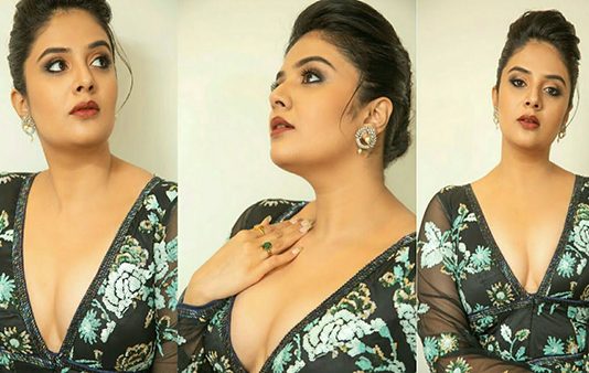 தாவணி பாவாடையில் இடுப்பழகை காட்டி ரசிகர்களை தவிக்கவிட்ட ஸ்ரீமுகி!!